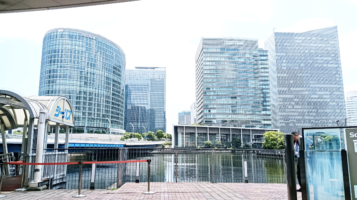 横浜ベイクオーターから